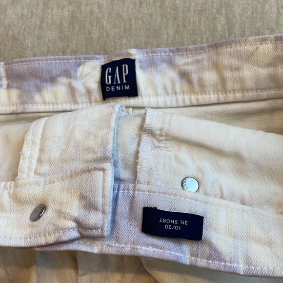 🛍3/$20🛍NWOT Tie dye cut off denim shorts - Picture 2 of 3